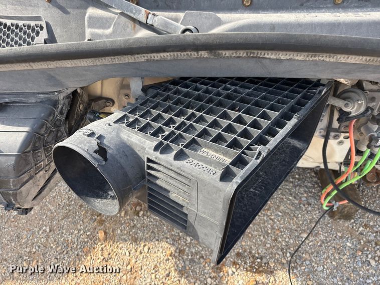 image for item EO4302 2015 Peterbilt 579 semi truck cab