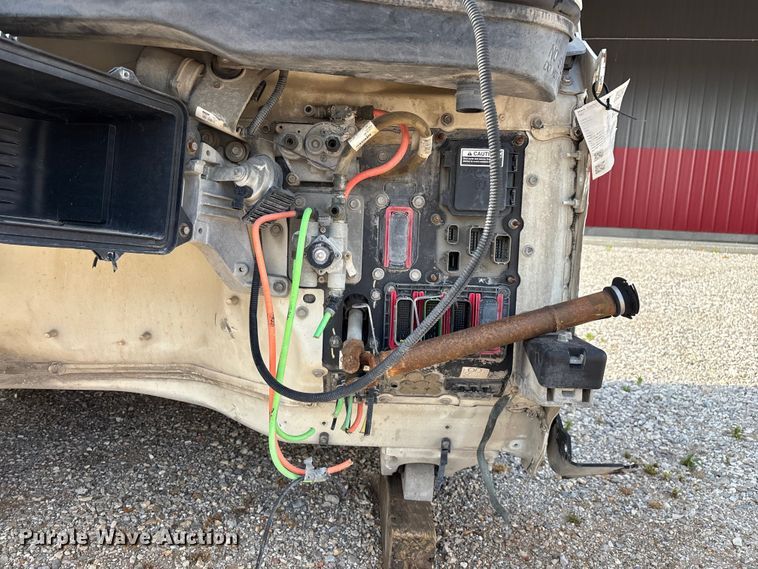 image for item EO4302 2015 Peterbilt 579 semi truck cab