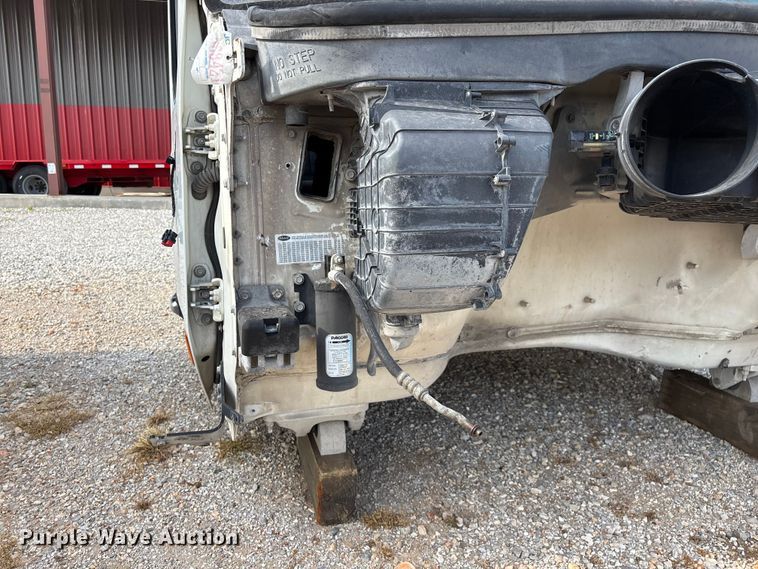 image for item EO4302 2015 Peterbilt 579 semi truck cab