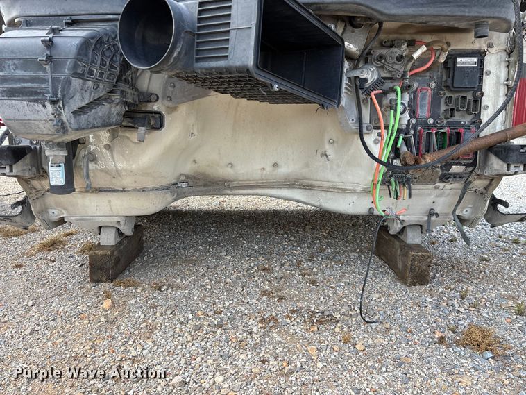 image for item EO4302 2015 Peterbilt 579 semi truck cab