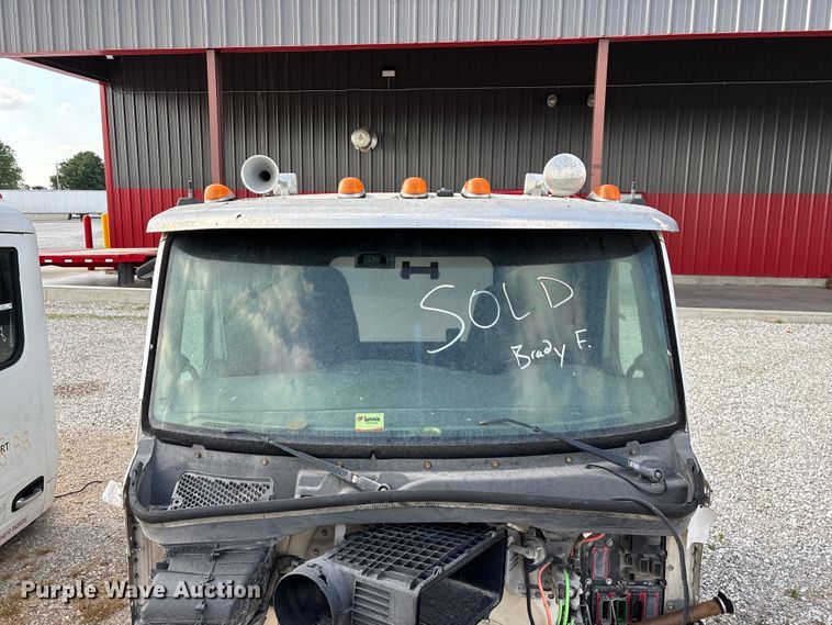 image for item EO4302 2015 Peterbilt 579 semi truck cab
