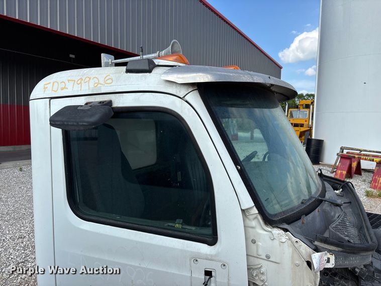 image for item EO4302 2015 Peterbilt 579 semi truck cab