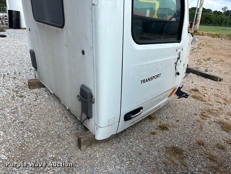 image for item EO4302 2015 Peterbilt 579 semi truck cab