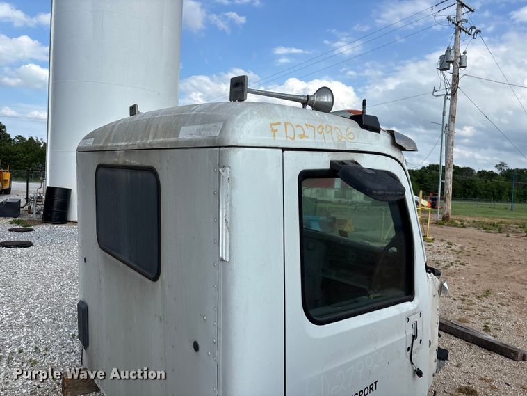 image for item EO4302 2015 Peterbilt 579 semi truck cab