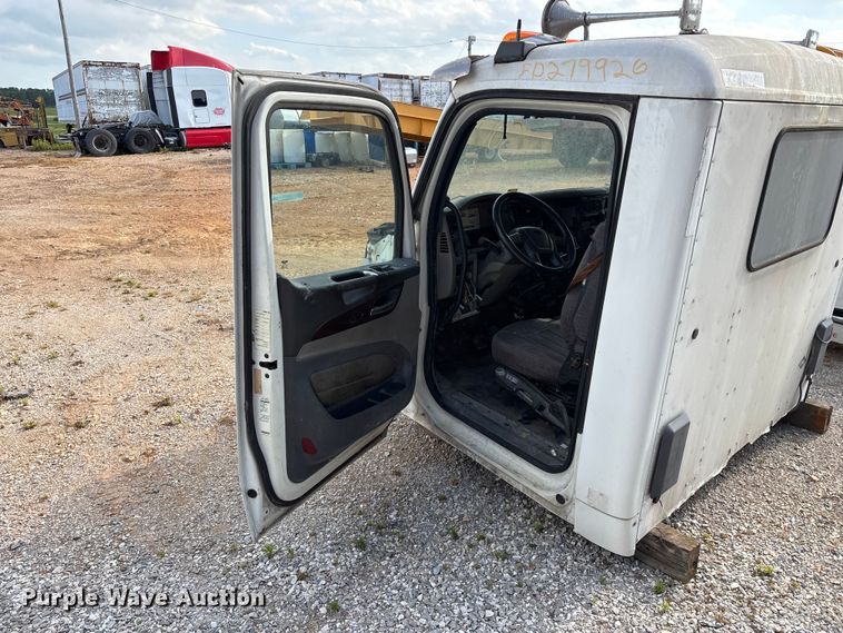 image for item EO4302 2015 Peterbilt 579 semi truck cab