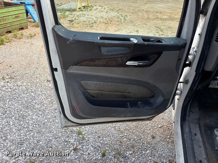 image for item EO4302 2015 Peterbilt 579 semi truck cab