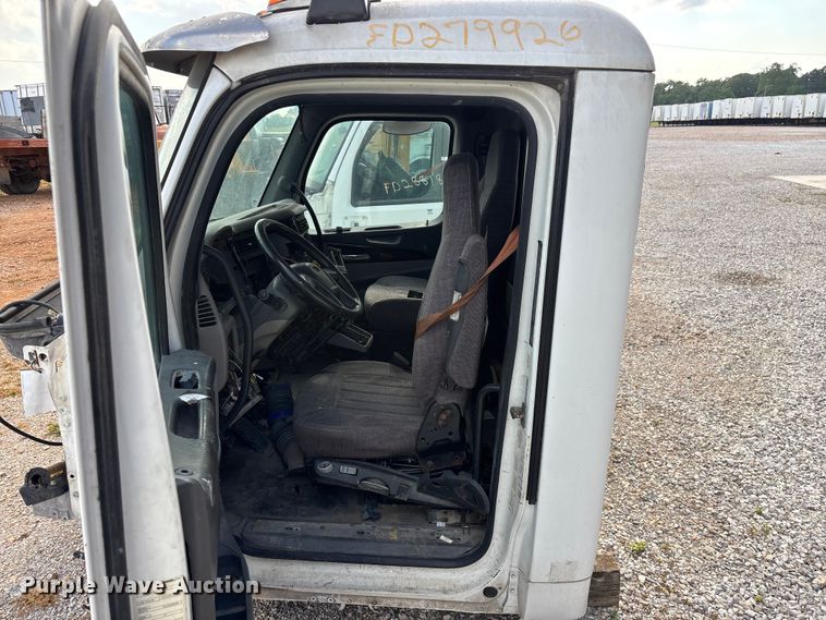 image for item EO4302 2015 Peterbilt 579 semi truck cab