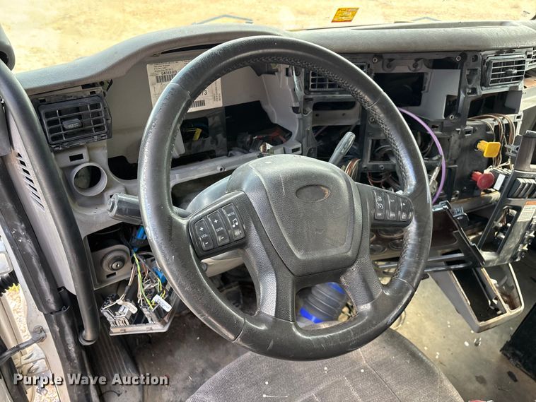 image for item EO4302 2015 Peterbilt 579 semi truck cab