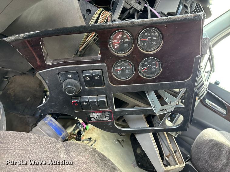 image for item EO4302 2015 Peterbilt 579 semi truck cab