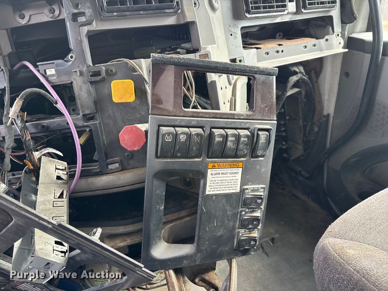 image for item EO4302 2015 Peterbilt 579 semi truck cab