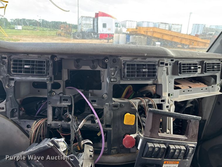 image for item EO4302 2015 Peterbilt 579 semi truck cab