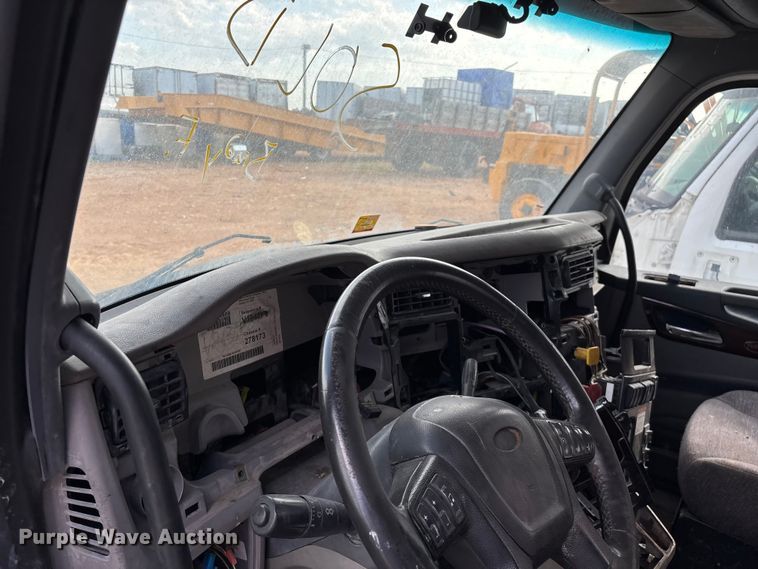 image for item EO4302 2015 Peterbilt 579 semi truck cab