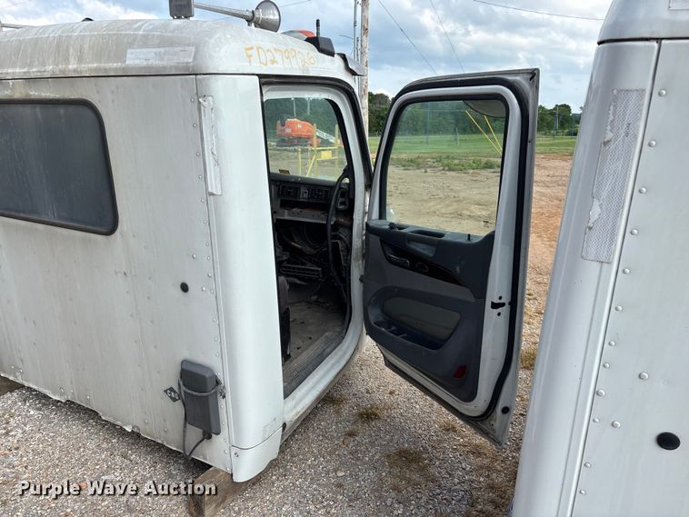 image for item EO4302 2015 Peterbilt 579 semi truck cab