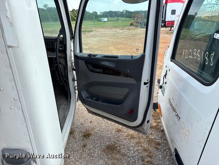 image for item EO4302 2015 Peterbilt 579 semi truck cab