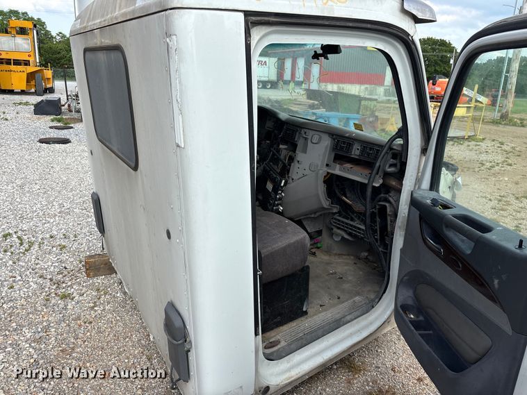 image for item EO4302 2015 Peterbilt 579 semi truck cab