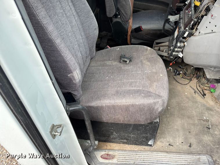 image for item EO4302 2015 Peterbilt 579 semi truck cab