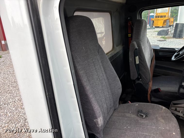 image for item EO4302 2015 Peterbilt 579 semi truck cab