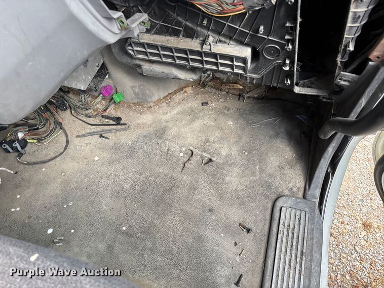 image for item EO4302 2015 Peterbilt 579 semi truck cab