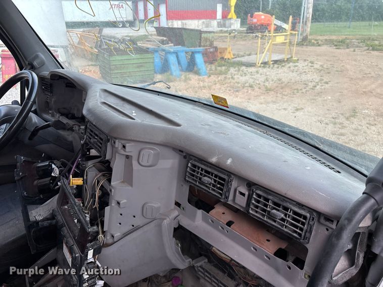 image for item EO4302 2015 Peterbilt 579 semi truck cab