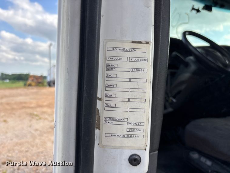 image for item EO4302 2015 Peterbilt 579 semi truck cab