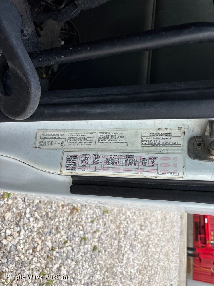 image for item EO4302 2015 Peterbilt 579 semi truck cab
