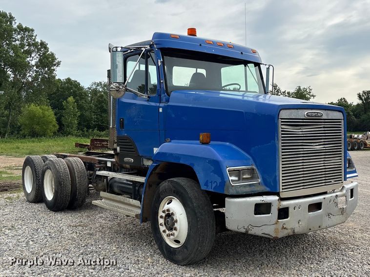 image for item EO4318 2000 Freightliner FLC truck cab and chassis