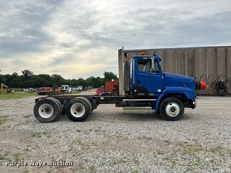 image for item EO4318 2000 Freightliner FLC truck cab and chassis