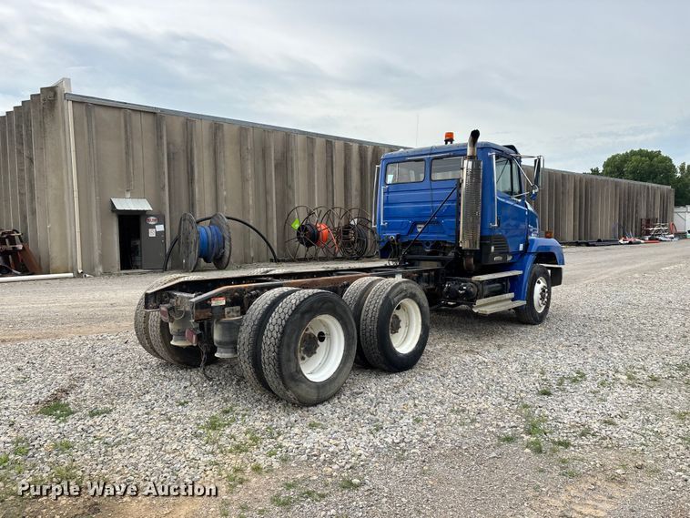 image for item EO4318 2000 Freightliner FLC truck cab and chassis