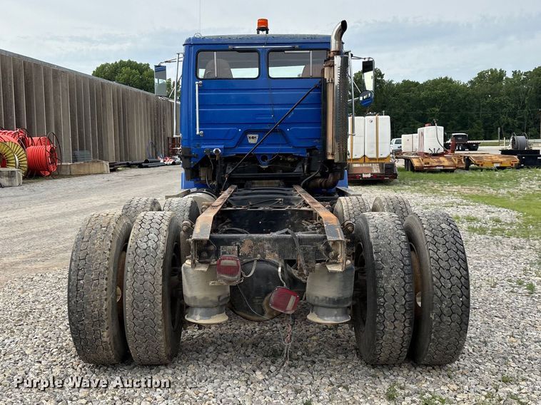 image for item EO4318 2000 Freightliner FLC truck cab and chassis