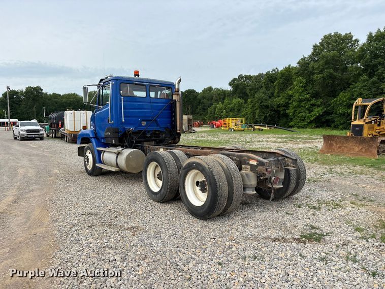 image for item EO4318 2000 Freightliner FLC truck cab and chassis