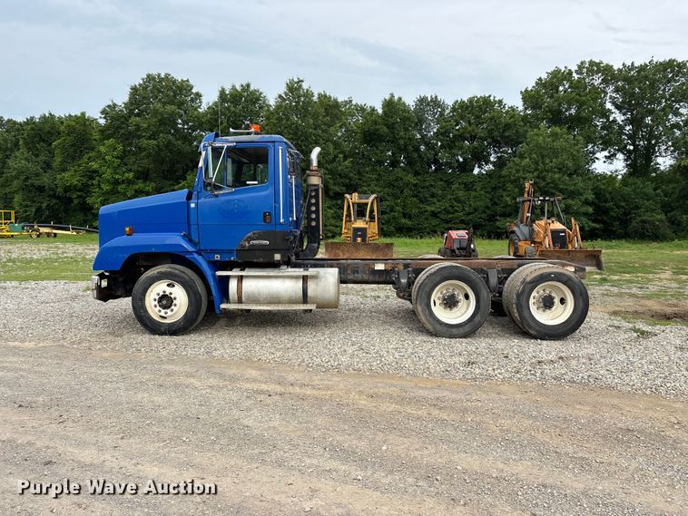 image for item EO4318 2000 Freightliner FLC truck cab and chassis