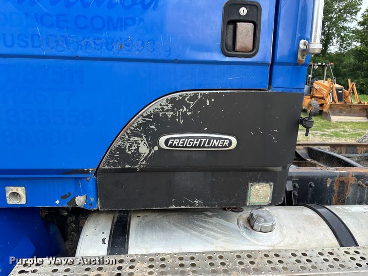 image for item EO4318 2000 Freightliner FLC truck cab and chassis