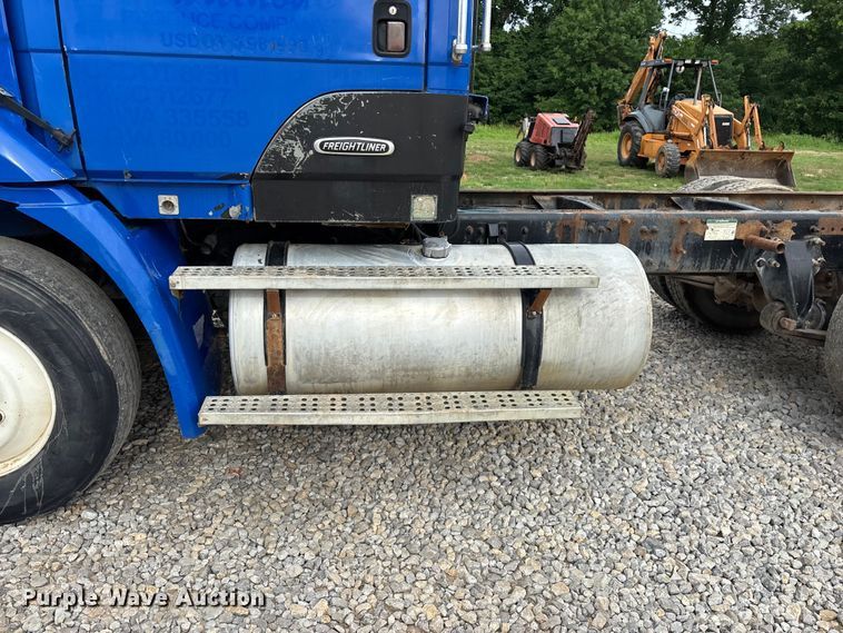 image for item EO4318 2000 Freightliner FLC truck cab and chassis