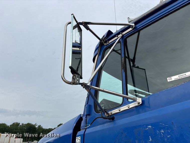 image for item EO4318 2000 Freightliner FLC truck cab and chassis