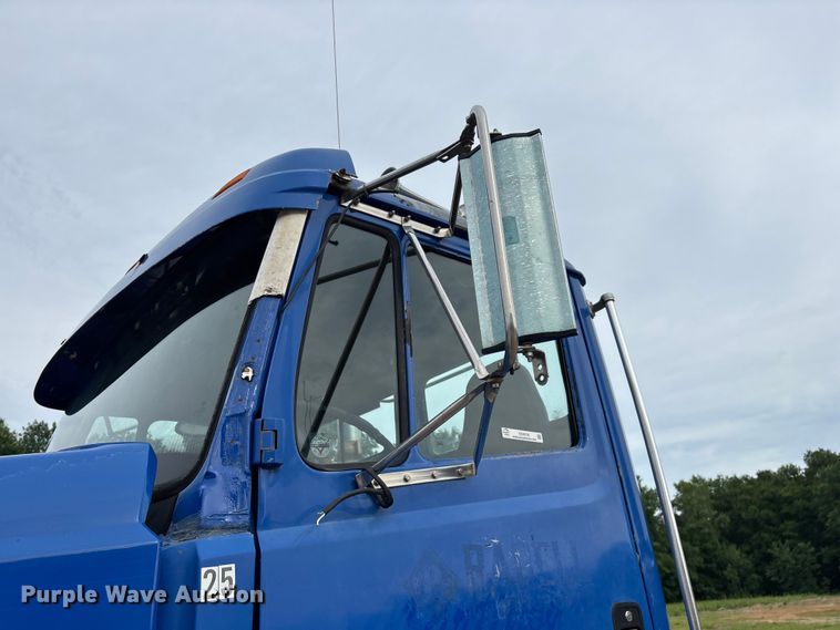 image for item EO4318 2000 Freightliner FLC truck cab and chassis