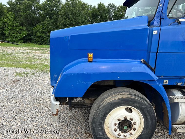 image for item EO4318 2000 Freightliner FLC truck cab and chassis