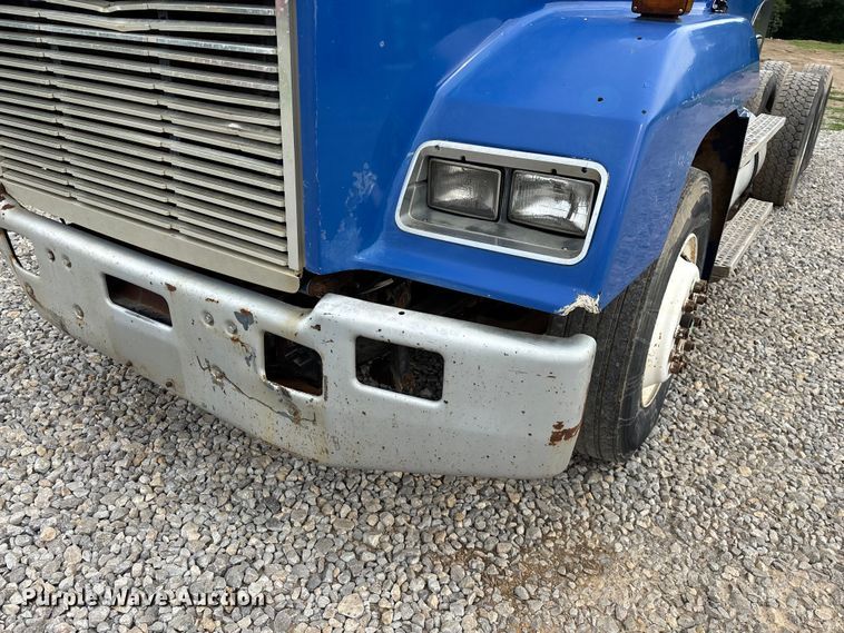 image for item EO4318 2000 Freightliner FLC truck cab and chassis