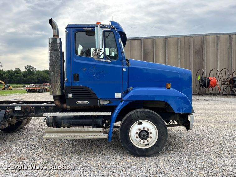 image for item EO4318 2000 Freightliner FLC truck cab and chassis