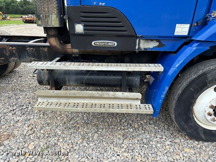 image for item EO4318 2000 Freightliner FLC truck cab and chassis