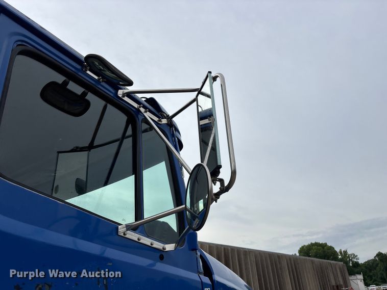 image for item EO4318 2000 Freightliner FLC truck cab and chassis