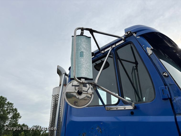 image for item EO4318 2000 Freightliner FLC truck cab and chassis