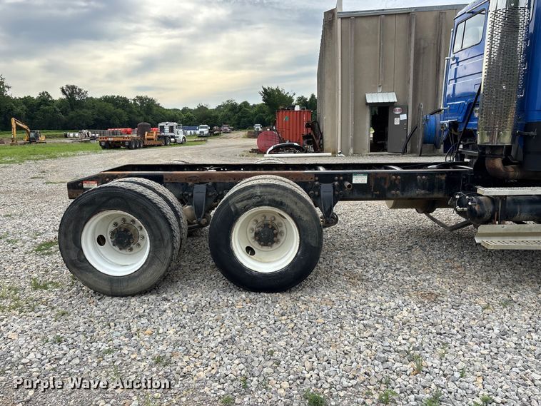 image for item EO4318 2000 Freightliner FLC truck cab and chassis