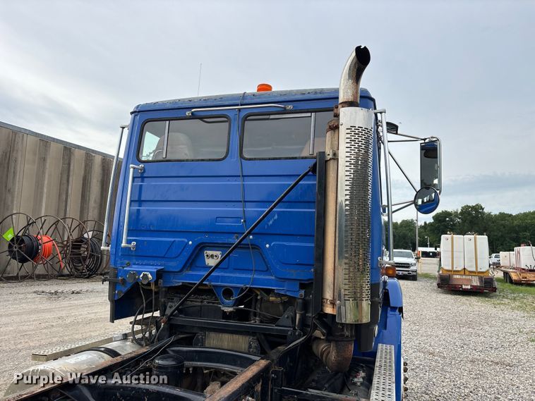 image for item EO4318 2000 Freightliner FLC truck cab and chassis