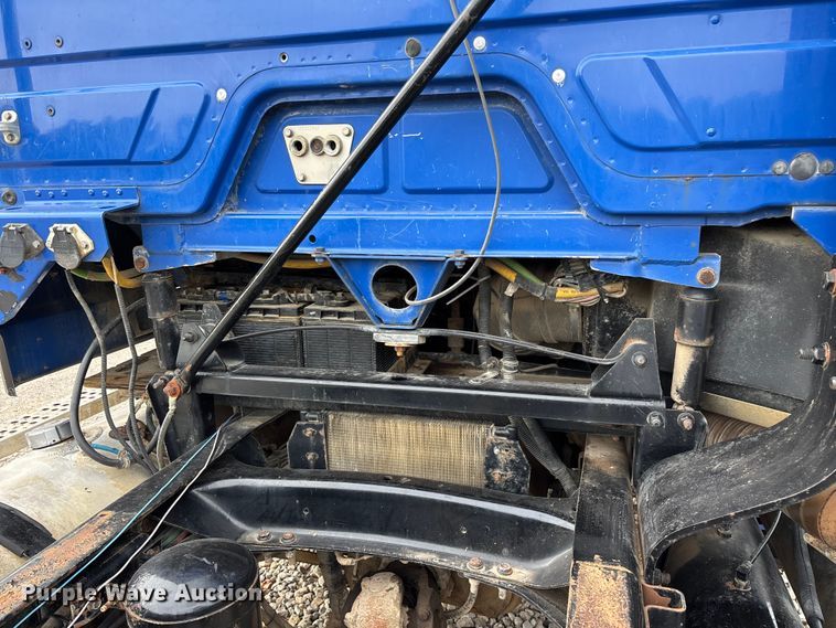 image for item EO4318 2000 Freightliner FLC truck cab and chassis