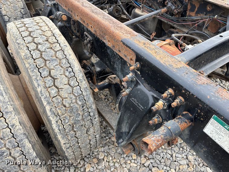 image for item EO4318 2000 Freightliner FLC truck cab and chassis