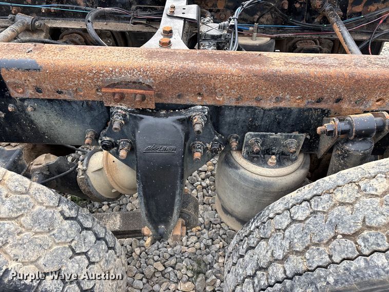 image for item EO4318 2000 Freightliner FLC truck cab and chassis