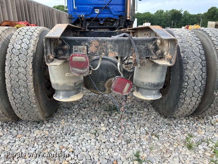 image for item EO4318 2000 Freightliner FLC truck cab and chassis
