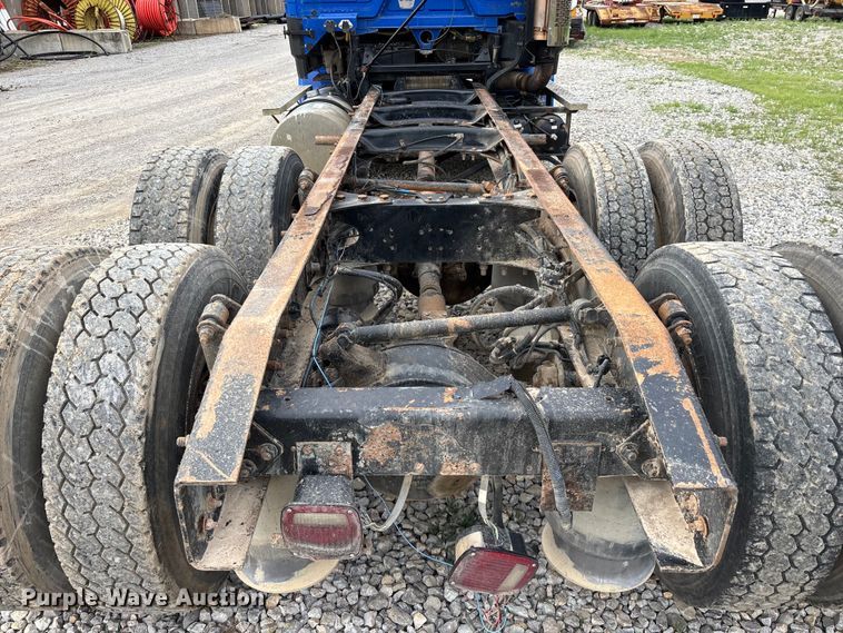 image for item EO4318 2000 Freightliner FLC truck cab and chassis