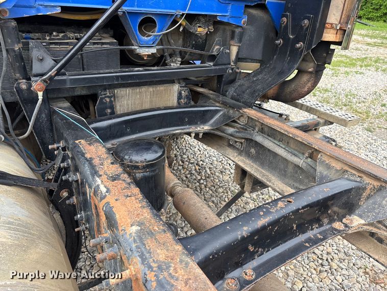image for item EO4318 2000 Freightliner FLC truck cab and chassis