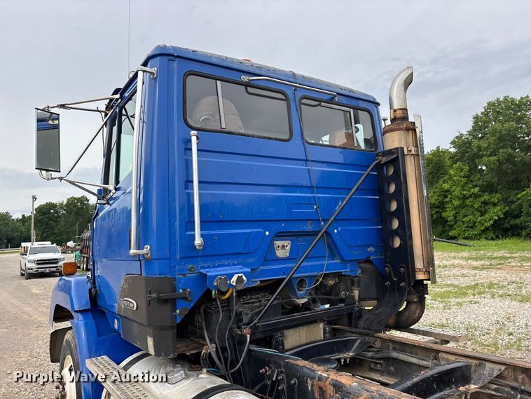 image for item EO4318 2000 Freightliner FLC truck cab and chassis